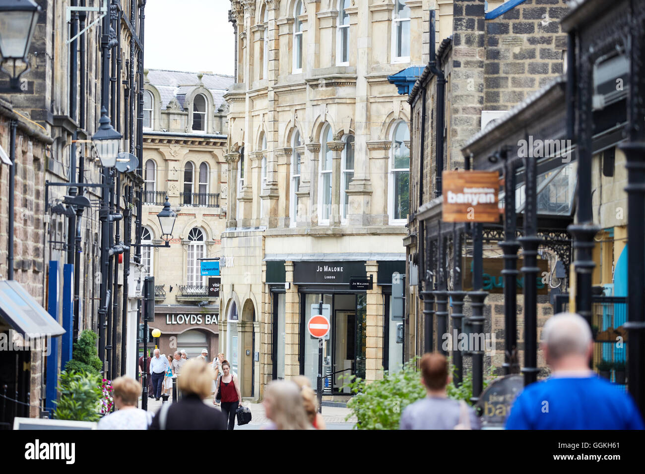 Harrogate John Street strada pedonale ristoranti centro città locali di vendita al dettaglio di bevande alimentari Foto Stock