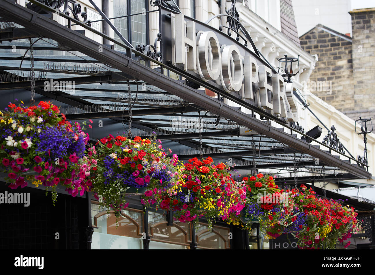 Harrogate Hoopers elegante department store James Street display floreali nei cestini appesi fiori segno premier shopping street Q Foto Stock