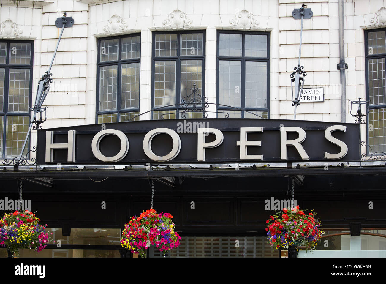 Harrogate Hoopers elegante department store James Street display floreali nei cestini appesi fiori segno premier shopping street Q Foto Stock