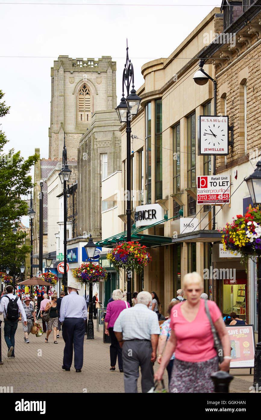 Cambridge Street negozi Harrogate principale centro commerciale town street occupato persone folla molti affollata comunità europee partite ma Foto Stock