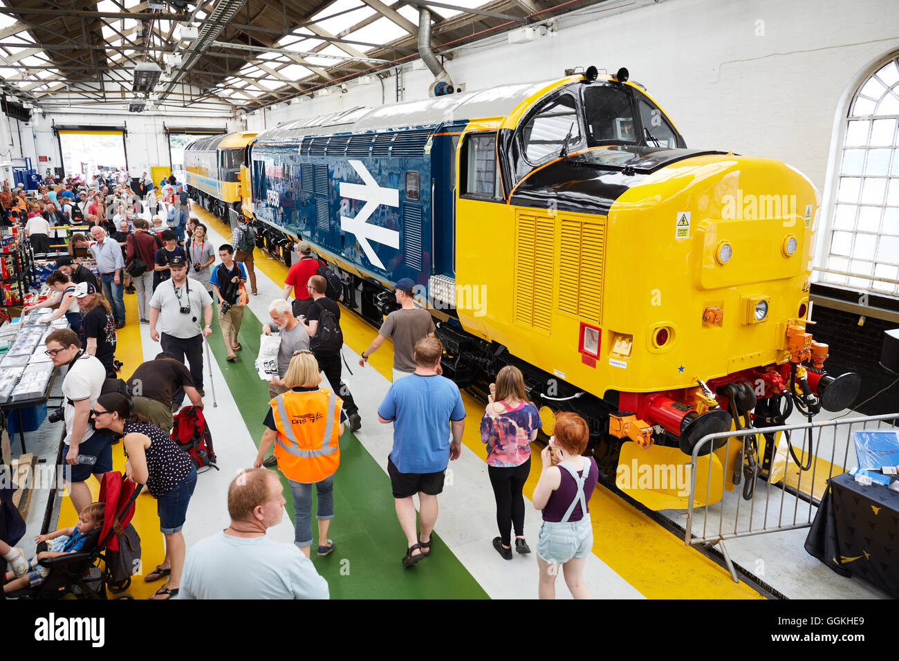 Locomotiva Trainspotters open day crewe il trasporto di fotografi per hobby ferroviario Ferroviaria UK classe 37 BR logo intrattenimento di giorno Foto Stock