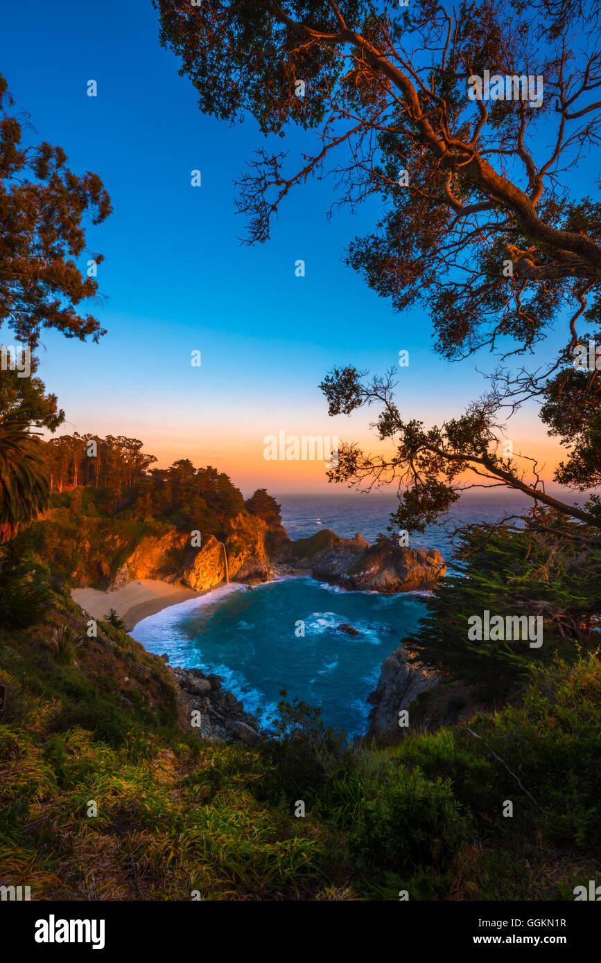 McWay cade Julia Pfeiffer Burns State Park, vicino a Carmel California USA Foto Stock