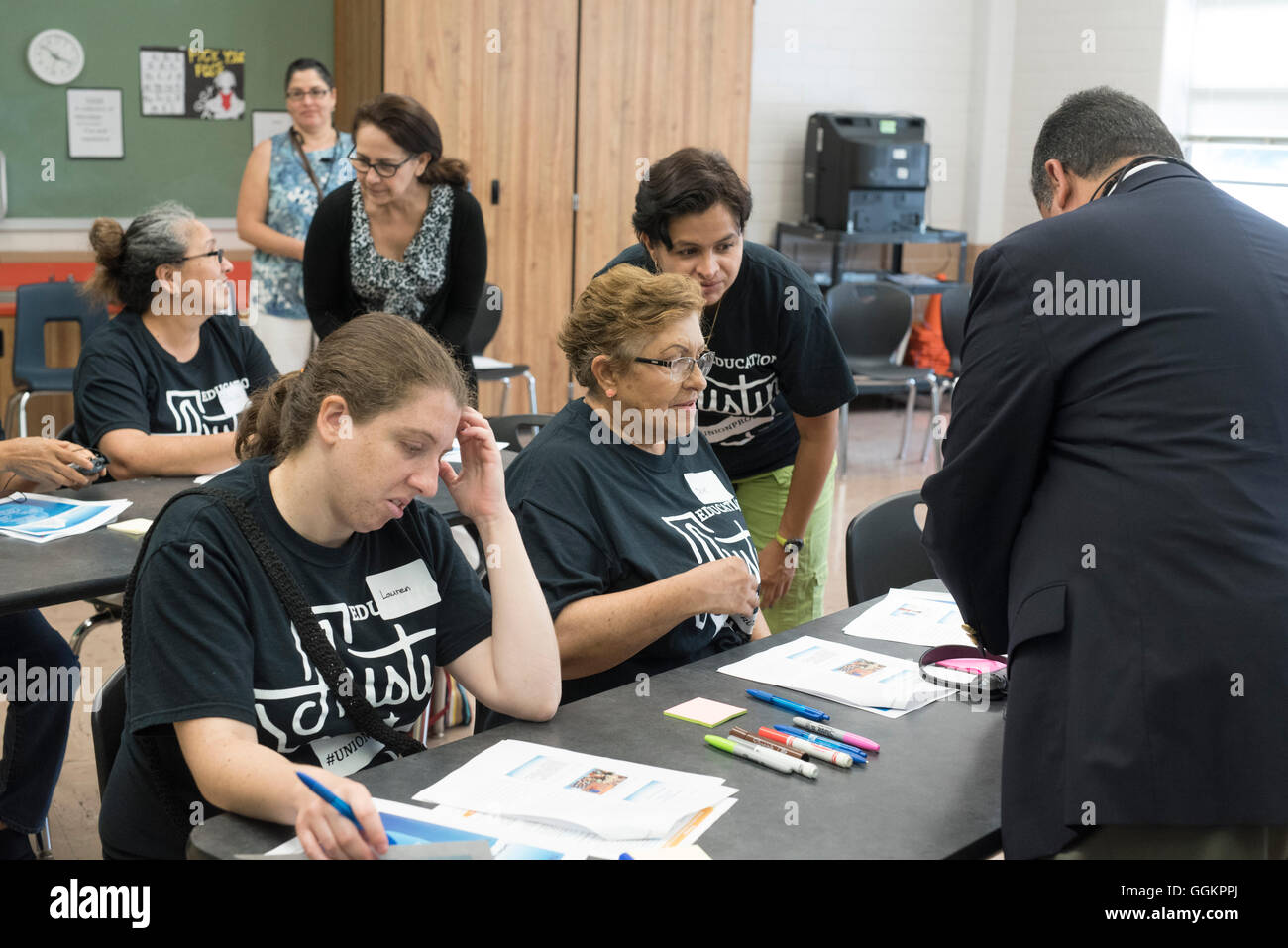 Volontari di colorin Colorado, un sabato seminario per i genitori, gli insegnanti e gli amministratori di lingua inglese ai partecipanti (ELL) Foto Stock