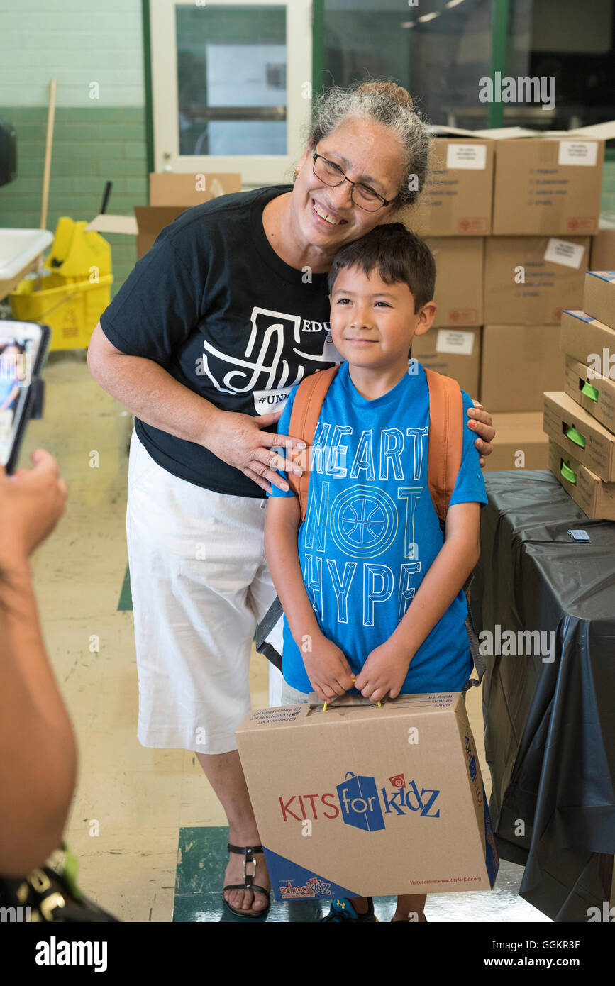 Attività di volontariato presso colorin Colorado, un seminario estivo per i genitori, gli insegnanti e gli amministratori di lingua inglese ai partecipanti (ell). Foto Stock
