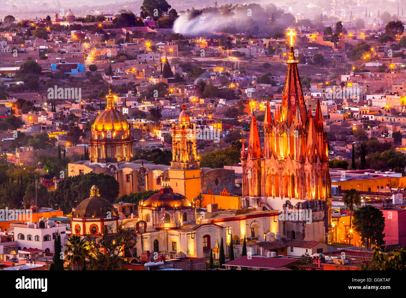 San Miguel De Allende, Messico, Miramar, si affacciano Parroquia Arcangelo chiesa vicino fino, chiese Case Foto Stock