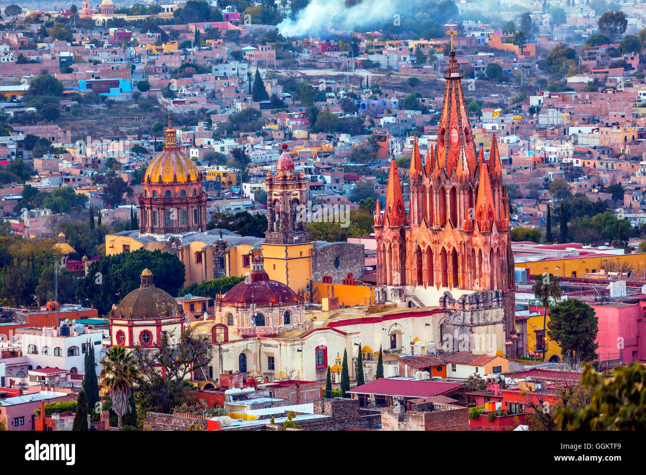 San Miguel De Allende, Messico, Miramar, si affacciano Parroquia Arcangelo chiesa vicino fino, chiese Case Foto Stock