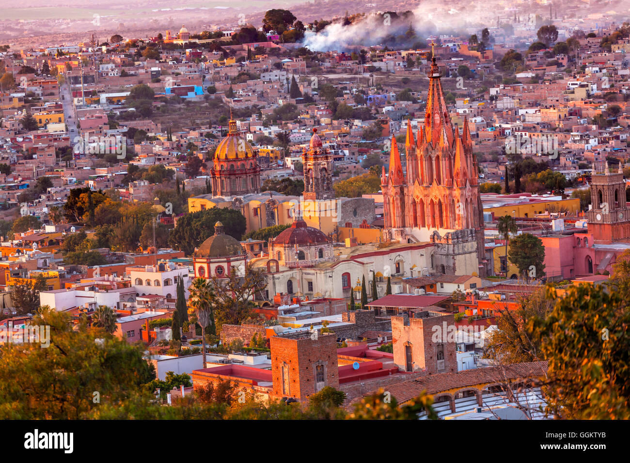 San Miguel De Allende, Messico, Miramar, si affacciano Parroquia Arcangelo chiesa vicino fino, chiese Case Foto Stock