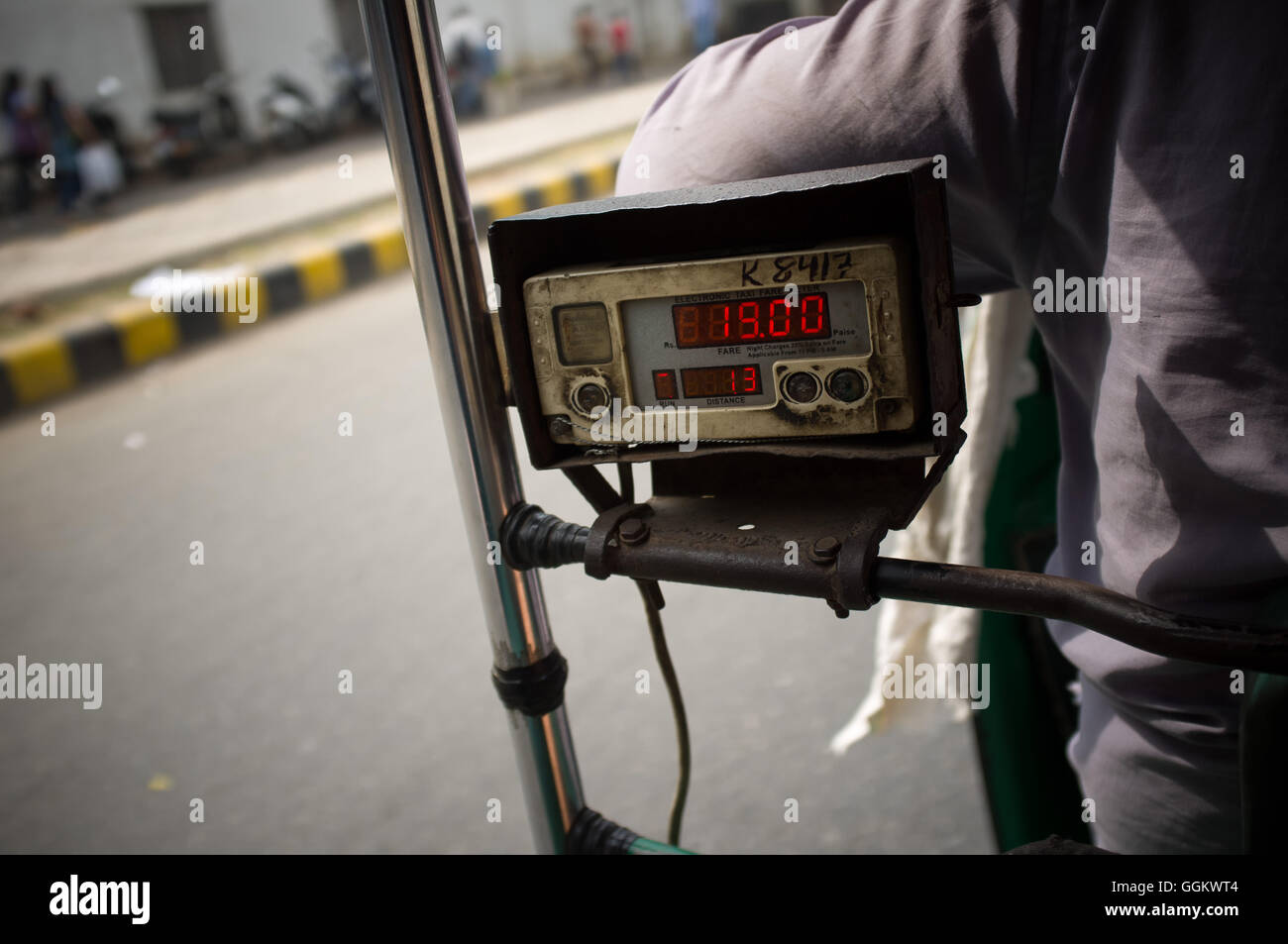 Auto rickshaw tassametro per le strade di New Delhi (India). © Jordi Boixareu Foto Stock
