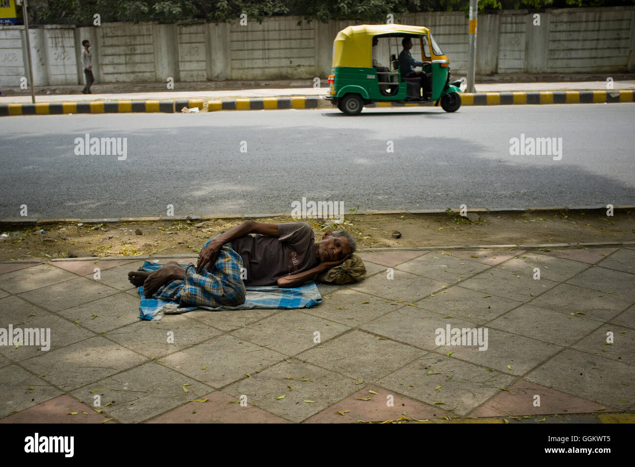 Auto rickshaw driver e senzatetto per le strade di New Delhi (India). © Jordi Boixareu Foto Stock
