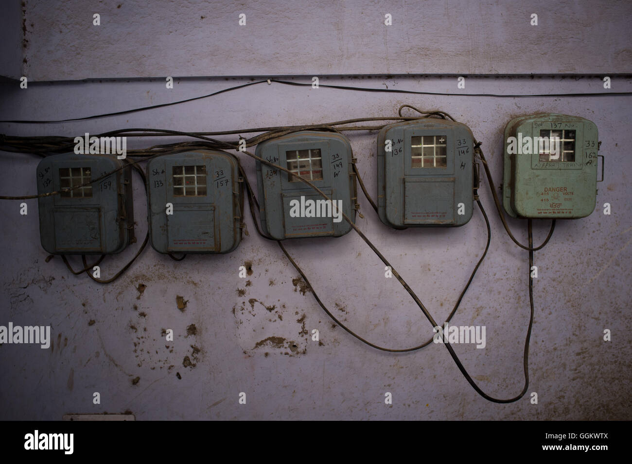 Misuratore di elettricità scatole in un edificio di Amritsar, India. © Jordi Boixareu Foto Stock