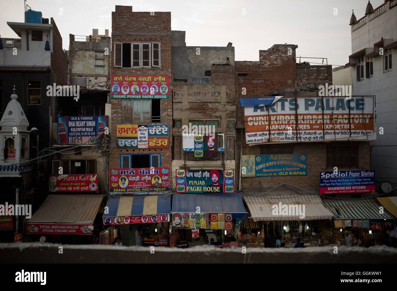 Annunci sulla facciata degli edifici di Amritsar, India. © Jordi Boixareu Foto Stock