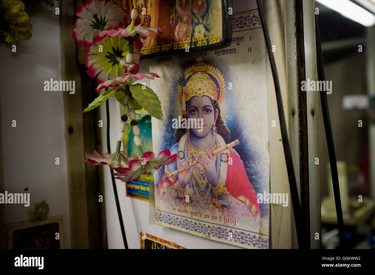 Immagine di Krishna dio indù in un negozio di barbiere di Amritsar, India. © Jordi Boixareu Foto Stock