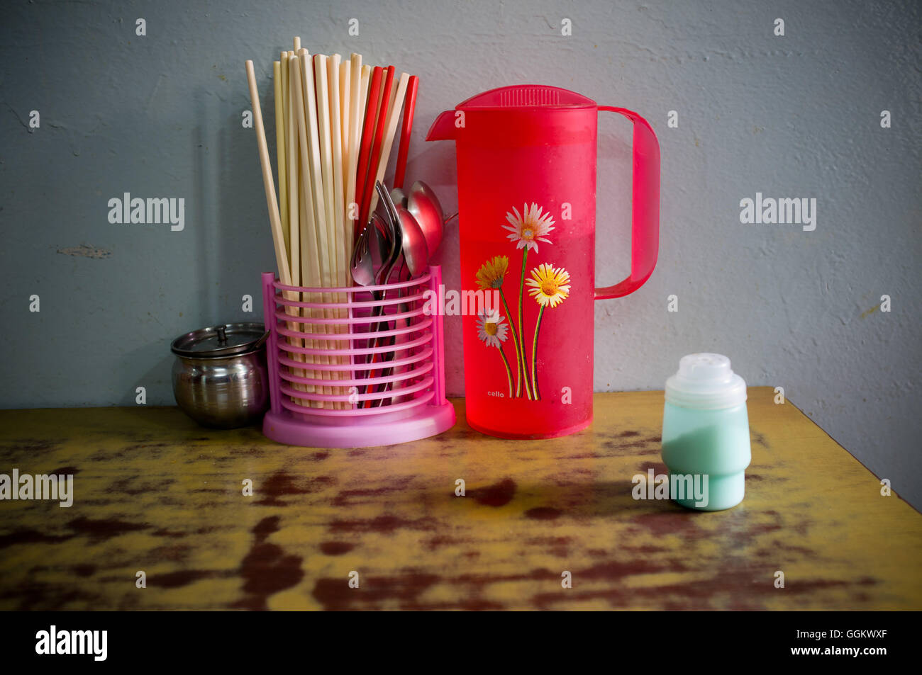 Bacchette e posate pronto sul tavolo di un ristorante in McLeod Ganj Dharamsala, Himachal Pradesh, India.©Jordi Boixareu Foto Stock