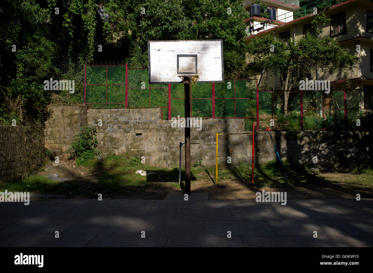 Parco giochi di pallacanestro in Mcleod Ganj Dharamsala, Himachal Pradesh, India. © Jordi Boixareu Foto Stock