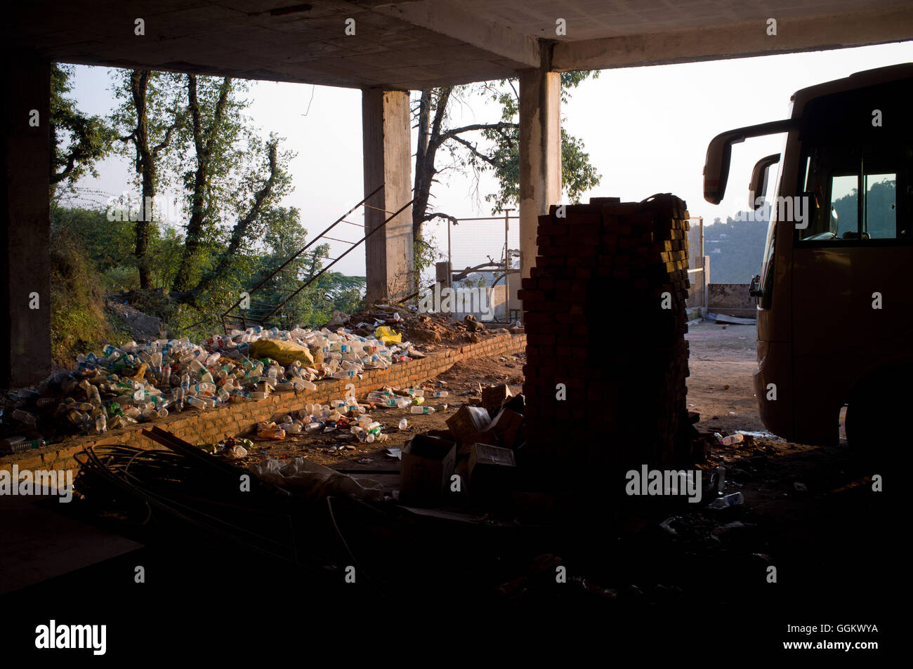 Spazzatura accumulati nella stazione degli autobus di Mcleod Ganj Dharamsala, Himachal Pradesh, India. © Jordi Boixareu Foto Stock