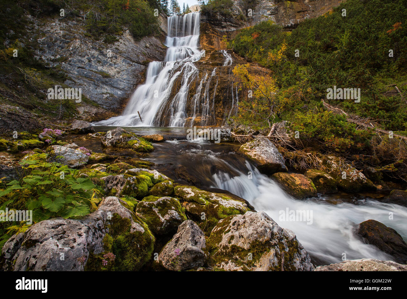 Le cascate di Fanes. Cascate di Fanes. Le Dolomiti di Ampezzo nella  stagione autunnale. Alpi Italiane. Europa Foto stock - Alamy