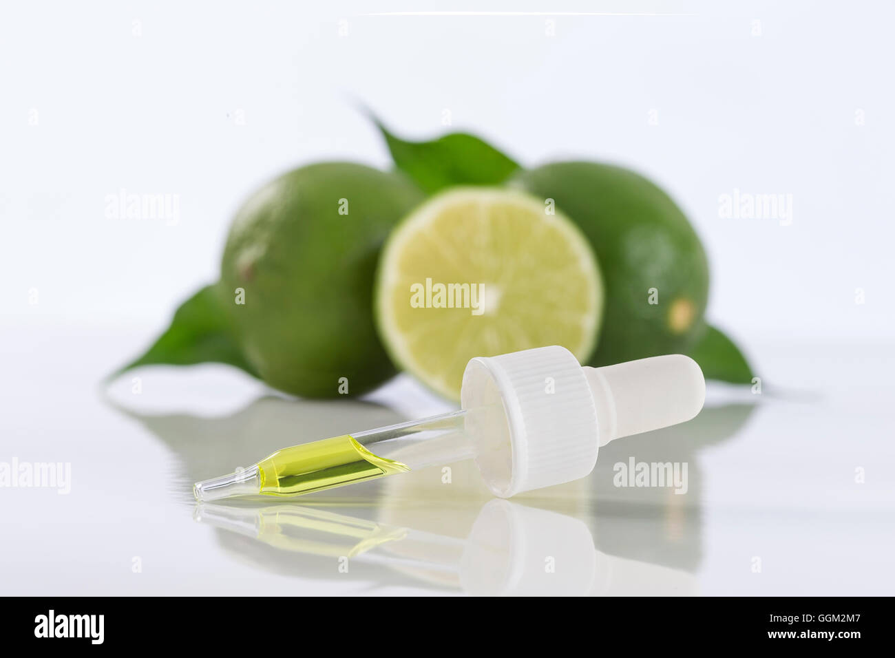 Aromaterapia olio essenziale bottiglia con calce Foto Stock