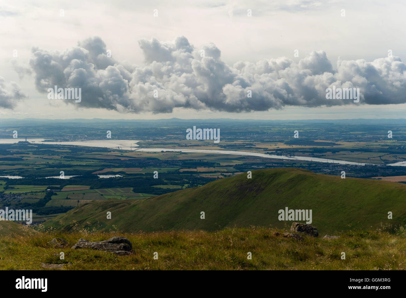 Vista dalla cima del Ben Cluech nel Ochils Foto Stock