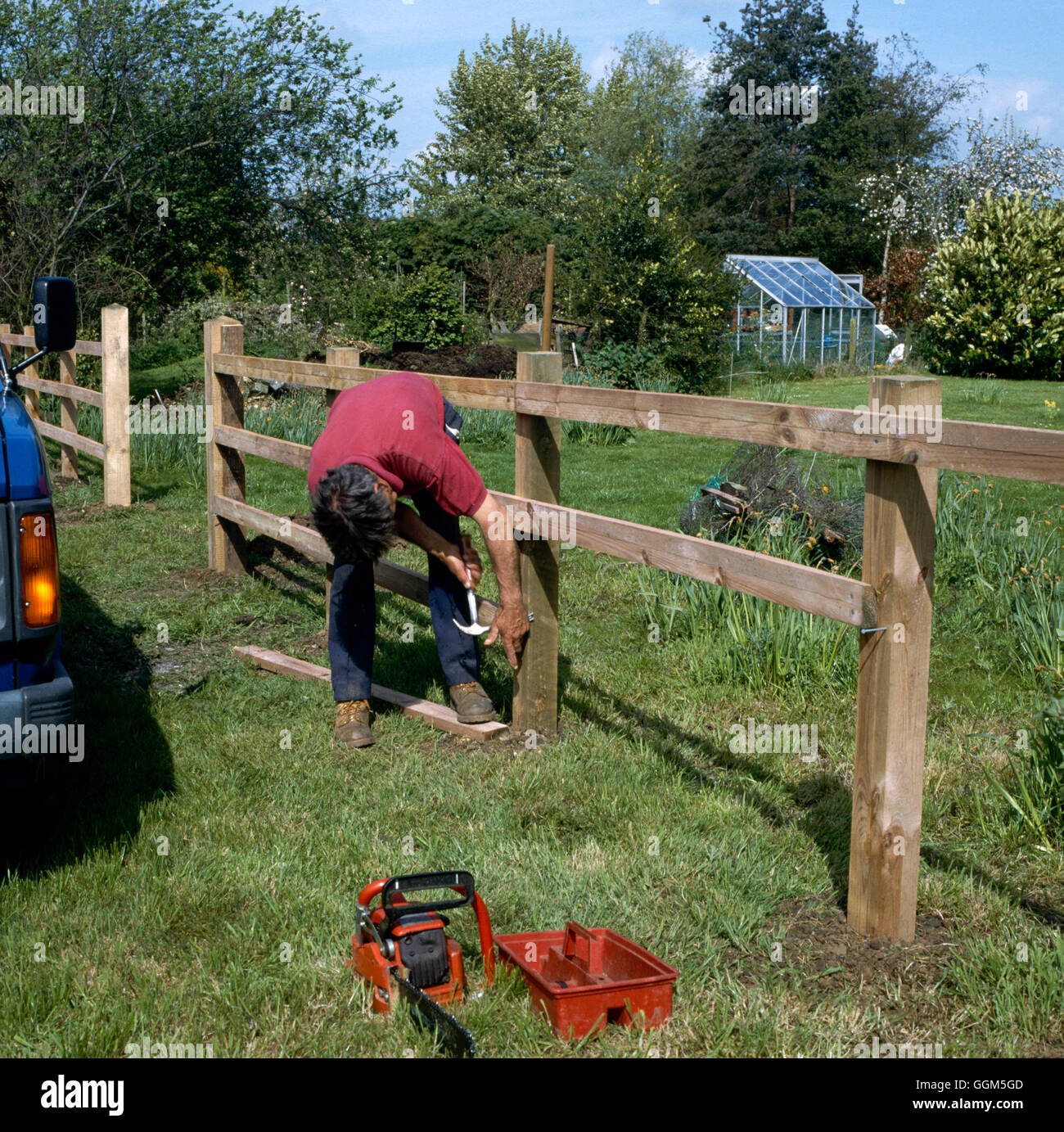 Costruzione di recinzione - Ferrovia/Paddock tipo (9 di 14) (fotografo: MJK) TAS045519 Horticul foto Foto Stock