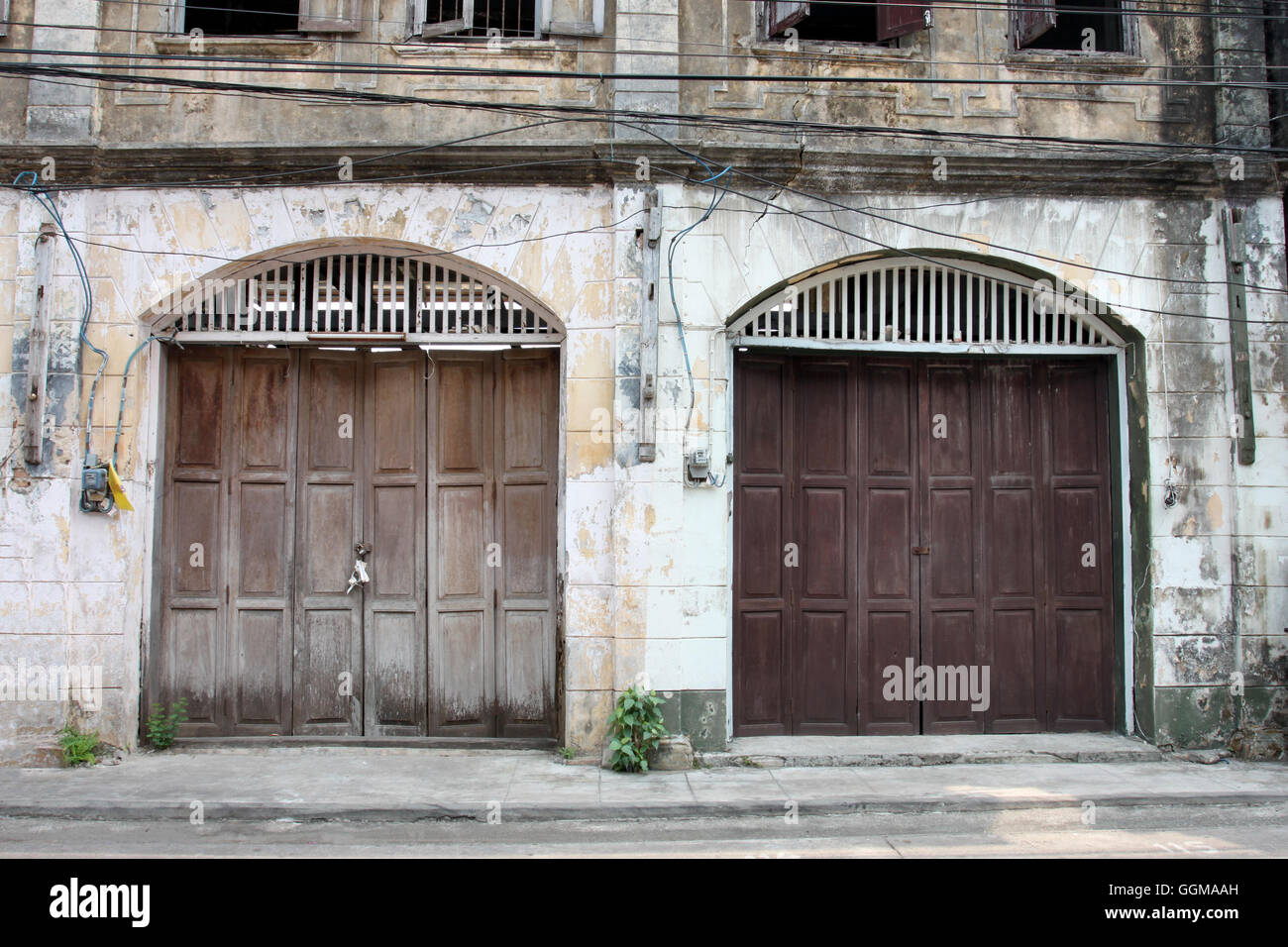 Porte in legno tradizionale del vecchio edificio nella città di Chanthaburi in Thailandia. Foto Stock