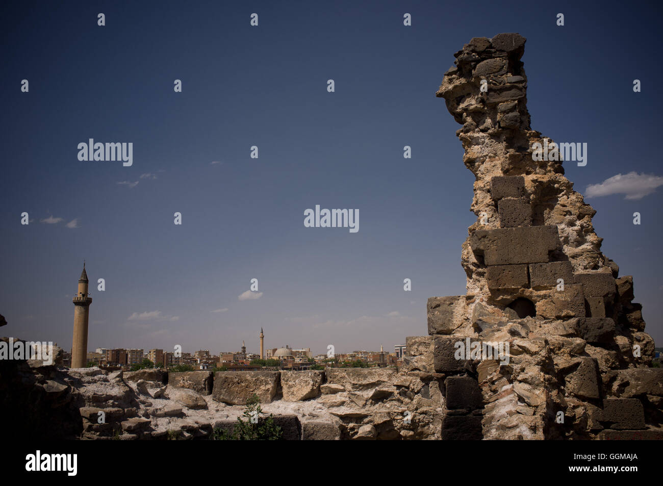 Vista della città di Diyarbakır dalle rovine di antiche mura nel Kurdistan turco, la Turchia. © Jordi Boixareu Foto Stock