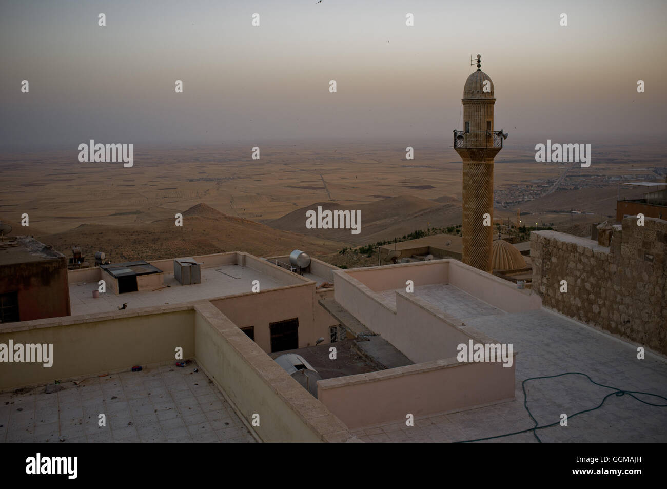 Un minareto è visto presso il villaggio di Mardin, Kurdistan turco, la Turchia. © Jordi Boixareu Foto Stock