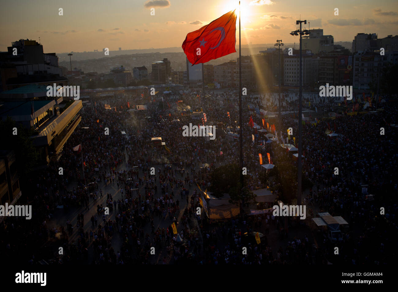 Vista generale della Piazza Taksim durante le proteste per Gezi Park a Istanbul. © Jordi Boixareu Foto Stock