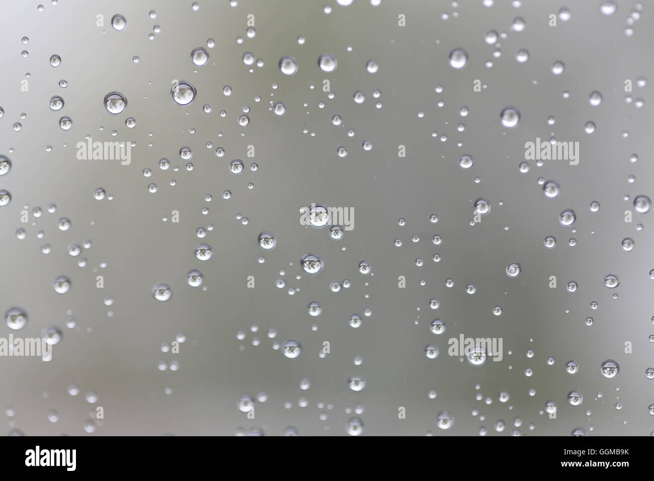 Goccia di acqua per lo sfondo sul vetro di finestra auto per disegno astratto e natura sullo sfondo. Foto Stock