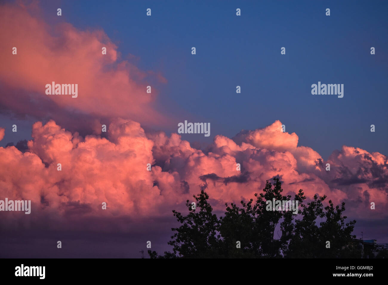 Luminose Nuvole rosa al tramonto in Toscana Foto Stock