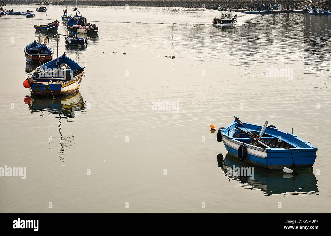 Barca e riflessione nel fiume di Rabat e salè Foto Stock