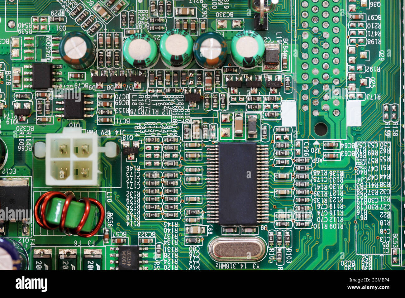 Presa di componenti elettronici su computer PC mainboard e hanno nozione di tecnologia. Foto Stock