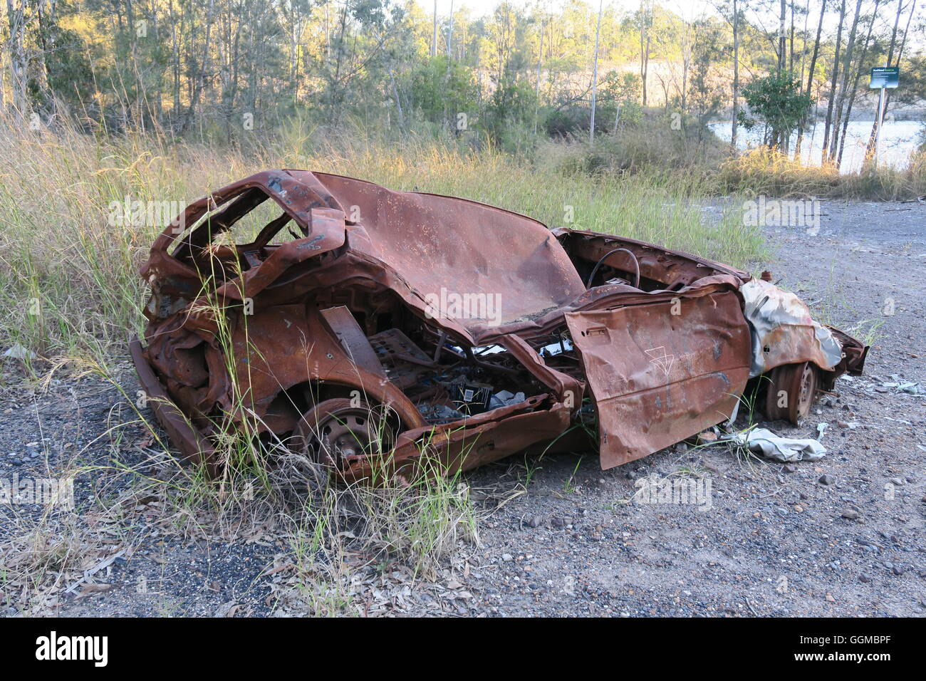 Importazioni oggetto di dumping e di bruciato auto in Bushland Foto Stock