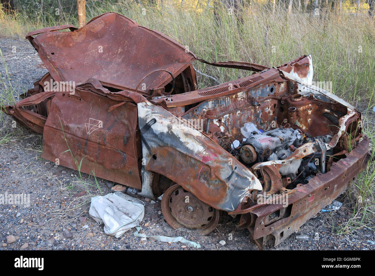 Importazioni oggetto di dumping e di bruciato auto in Bushland Foto Stock