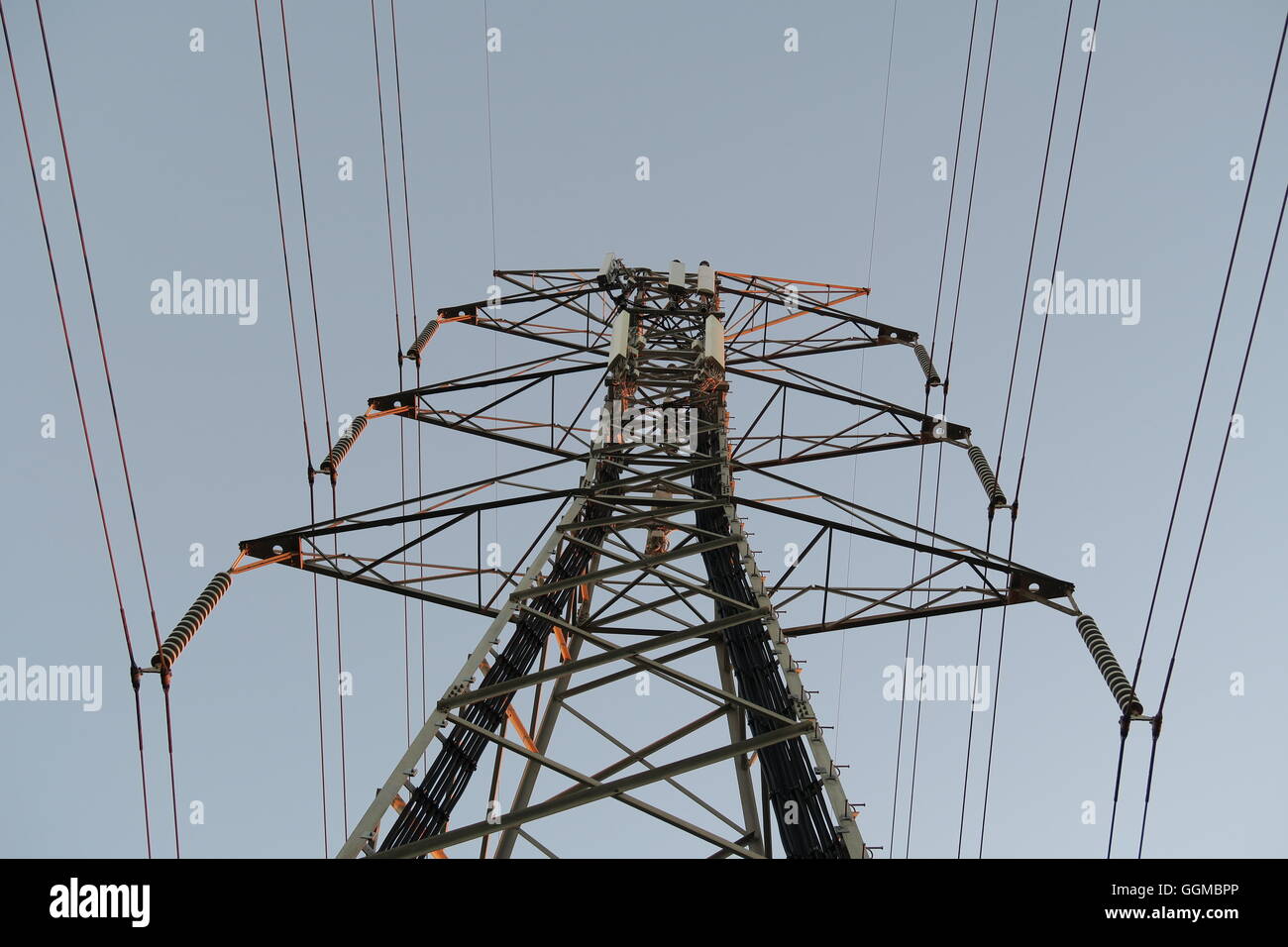 Tensione alta torre con il segnale mobile di antenne Foto Stock