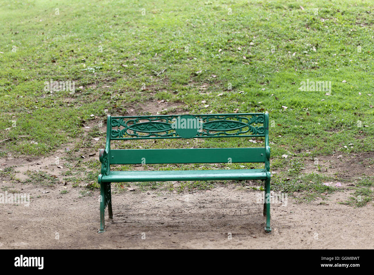 Green sedia o panca sulla massa nel parco pubblico e nessuno,vi è spazio disponibile per l'uso. Foto Stock