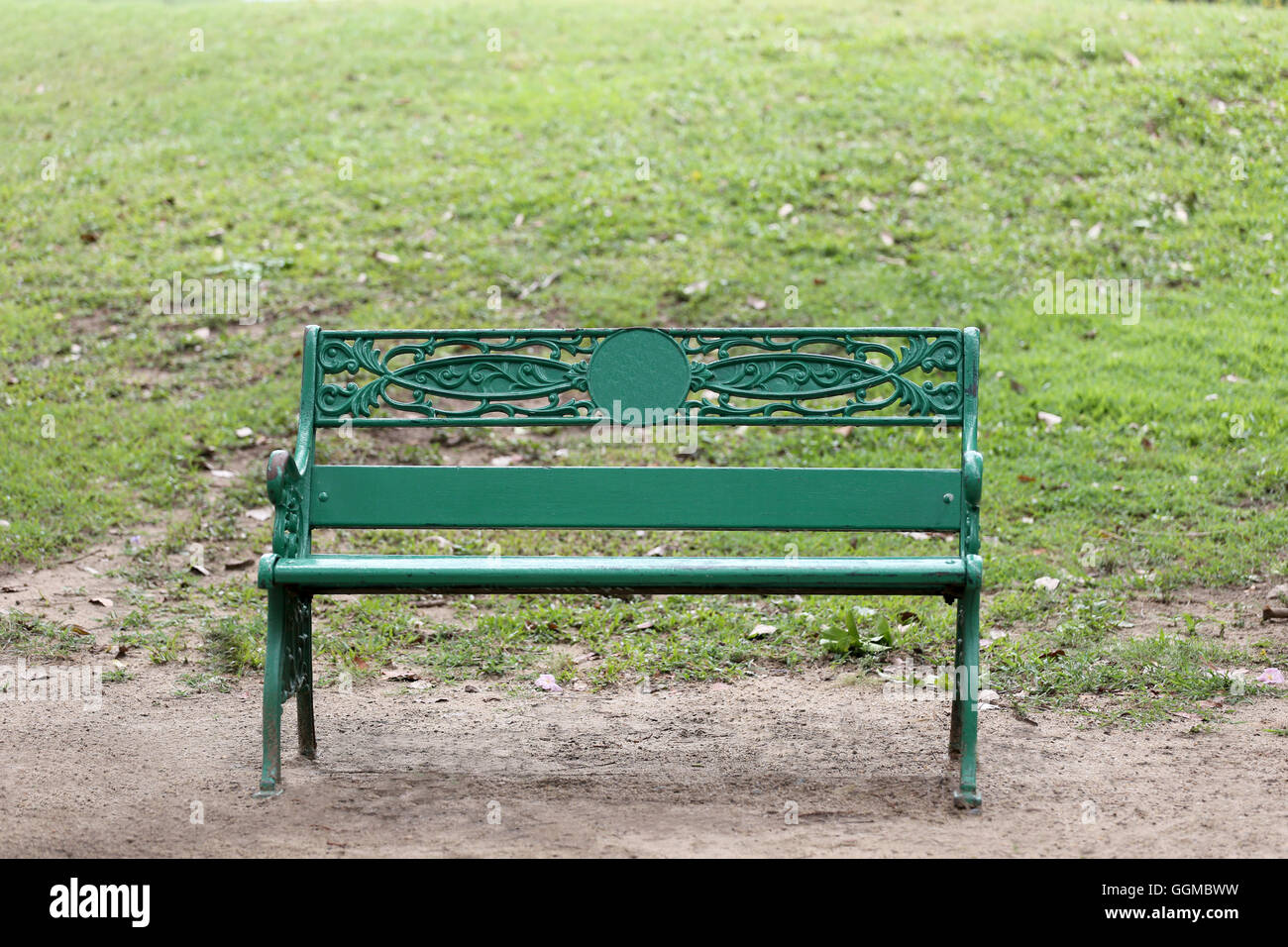 Green sedia o panca sulla massa nel parco pubblico e nessuno,vi è spazio disponibile per l'uso. Foto Stock