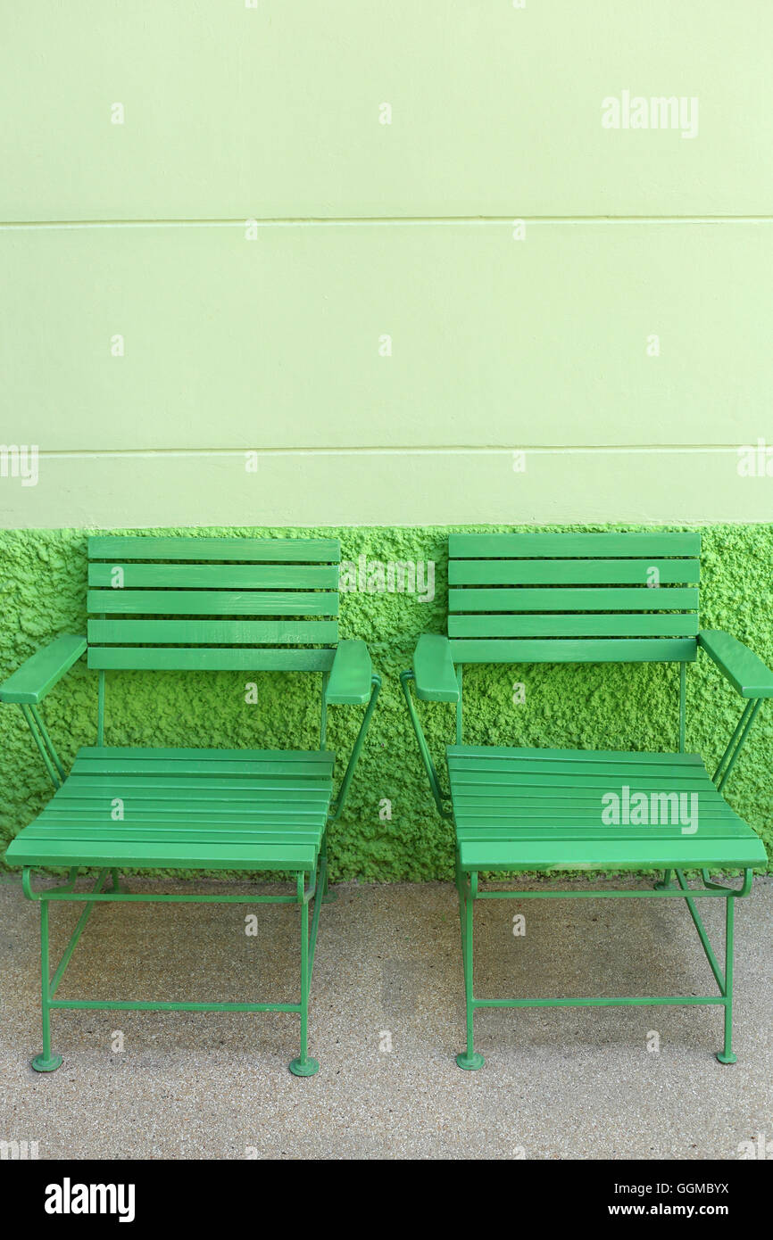 Legno verde banco di parco in parco pubblico sono nessuno e hanno spazio per l'uso. Foto Stock