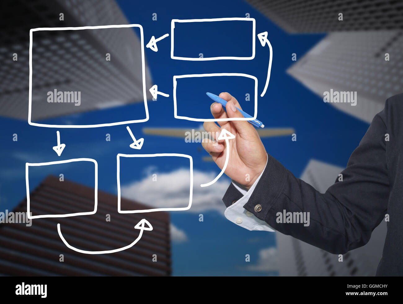 Mano di imprenditore di grafica di disegno a simboli forme geometriche grafico per le informazioni di input concetto di profitto degli investimenti in busin Foto Stock