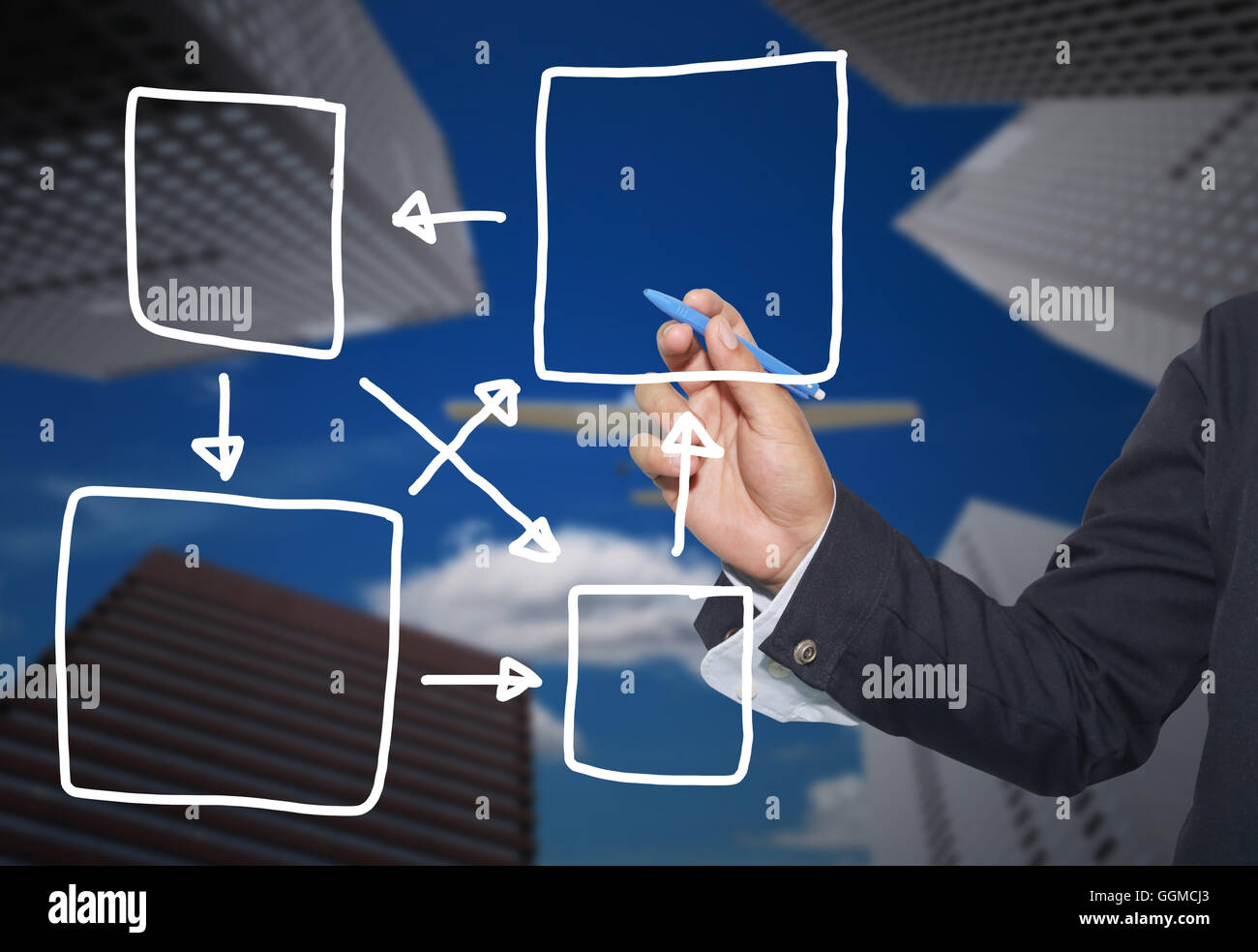 Mano di imprenditore di grafica di disegno a simboli forme geometriche grafico per le informazioni di input concetto di profitto degli investimenti in busin Foto Stock