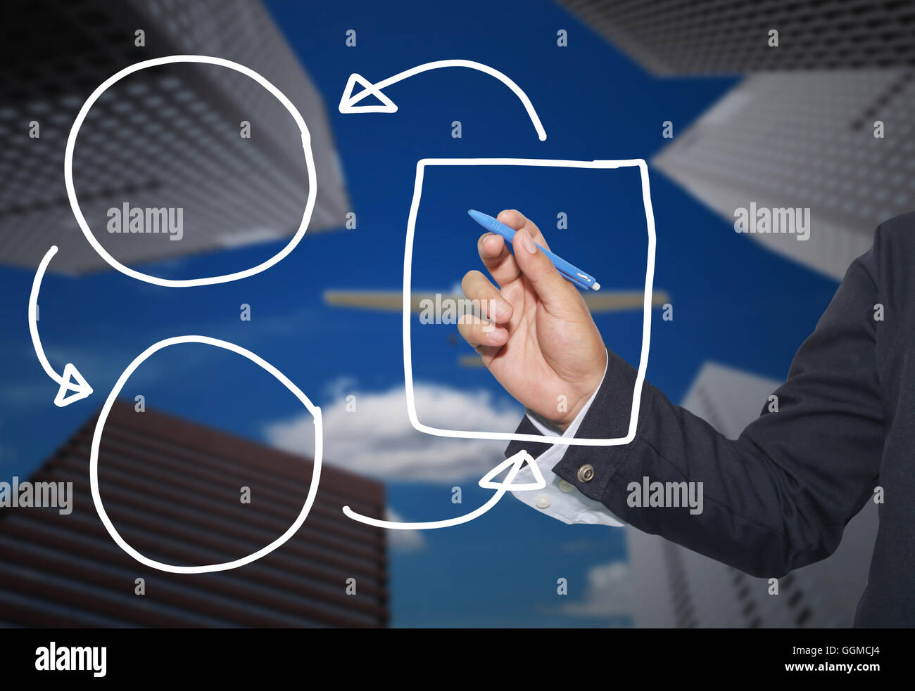 Mano di imprenditore di grafica di disegno a simboli forme geometriche grafico per le informazioni di input concetto di profitto degli investimenti in busin Foto Stock