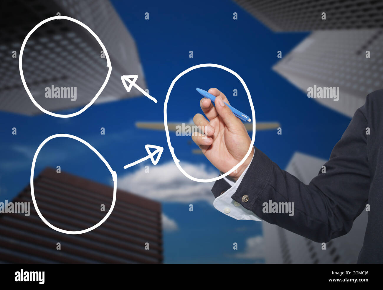 Mano di imprenditore di grafica di disegno a simboli forme geometriche grafico per le informazioni di input concetto di profitto degli investimenti in busin Foto Stock