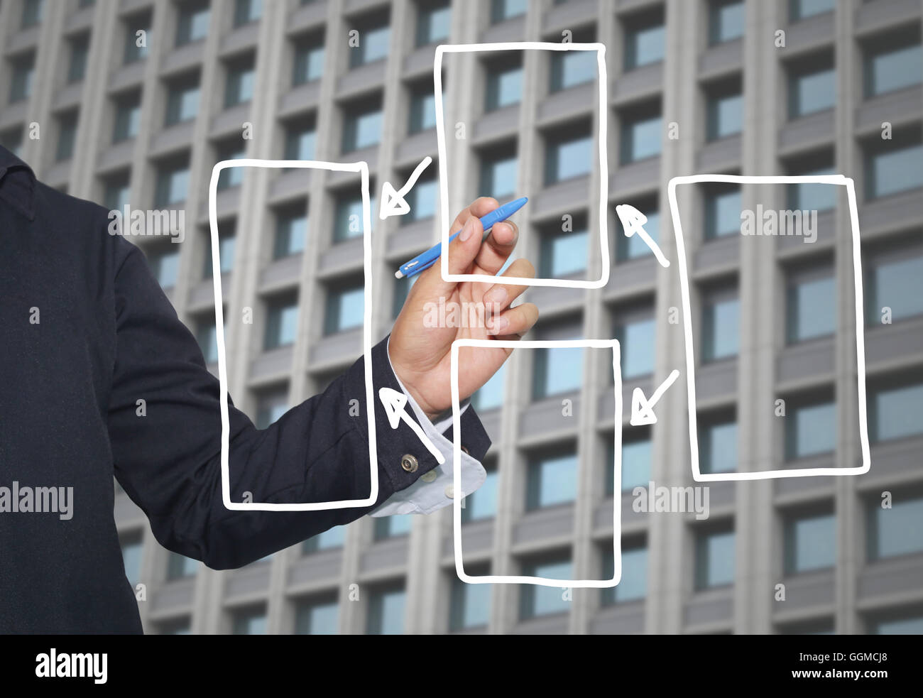 Mano di imprenditore di grafica di disegno a simboli forme geometriche grafico per le informazioni di input concetto di profitto degli investimenti in busin Foto Stock