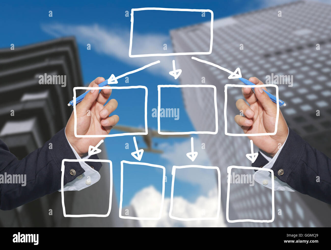 Mano di imprenditore di grafica di disegno a simboli forme geometriche grafico per le informazioni di input concetto di profitto degli investimenti in busin Foto Stock