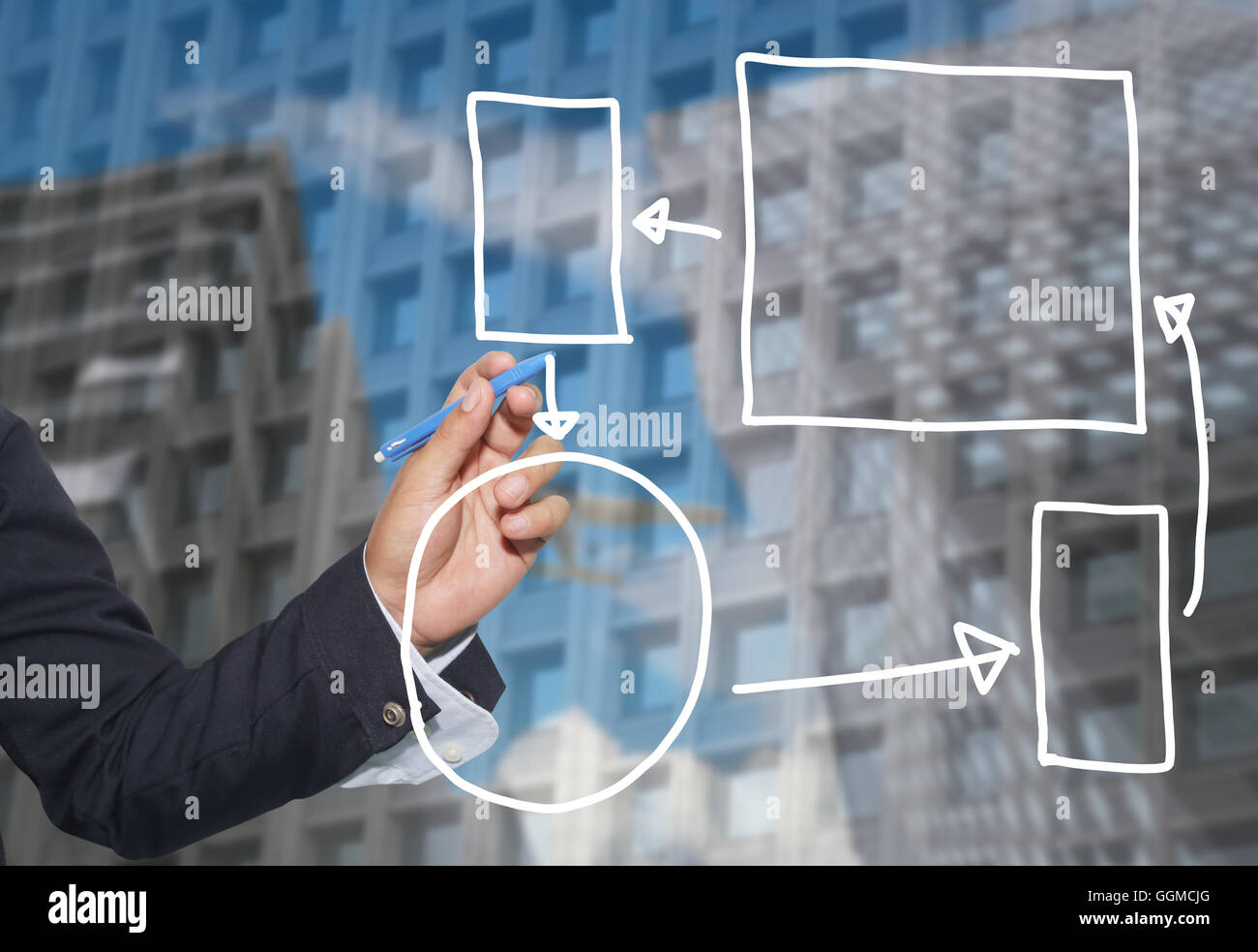 Mano di imprenditore di grafica di disegno a simboli forme geometriche grafico per le informazioni di input concetto di profitto degli investimenti in busin Foto Stock