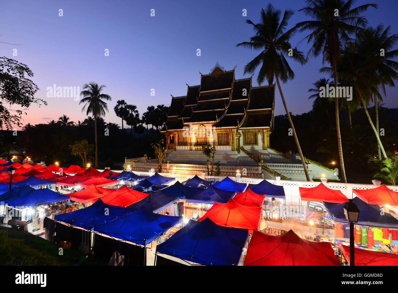 Mercato a Ho Wat Phra Bang presso Kings Palace, a Luang Prabang, Laos, Asia Foto Stock