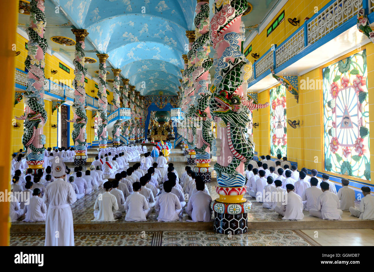 Persone in preghiera nella Cattedrale di Tay Ninh, Vietnam Asia Foto Stock