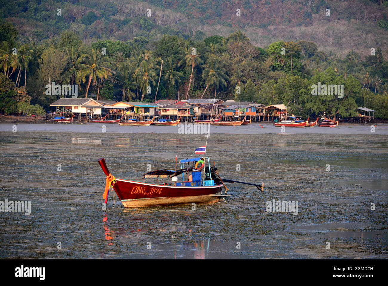 La bassa marea sulla costa est di Ko Muk, sul Mare delle Andamane, Thailandia, Asia Foto Stock