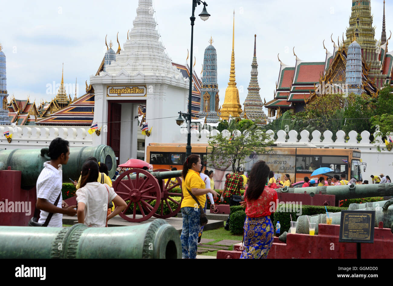 Nella parte anteriore del Wat Phra Kaeo, Bangkok, Thailandia Foto Stock