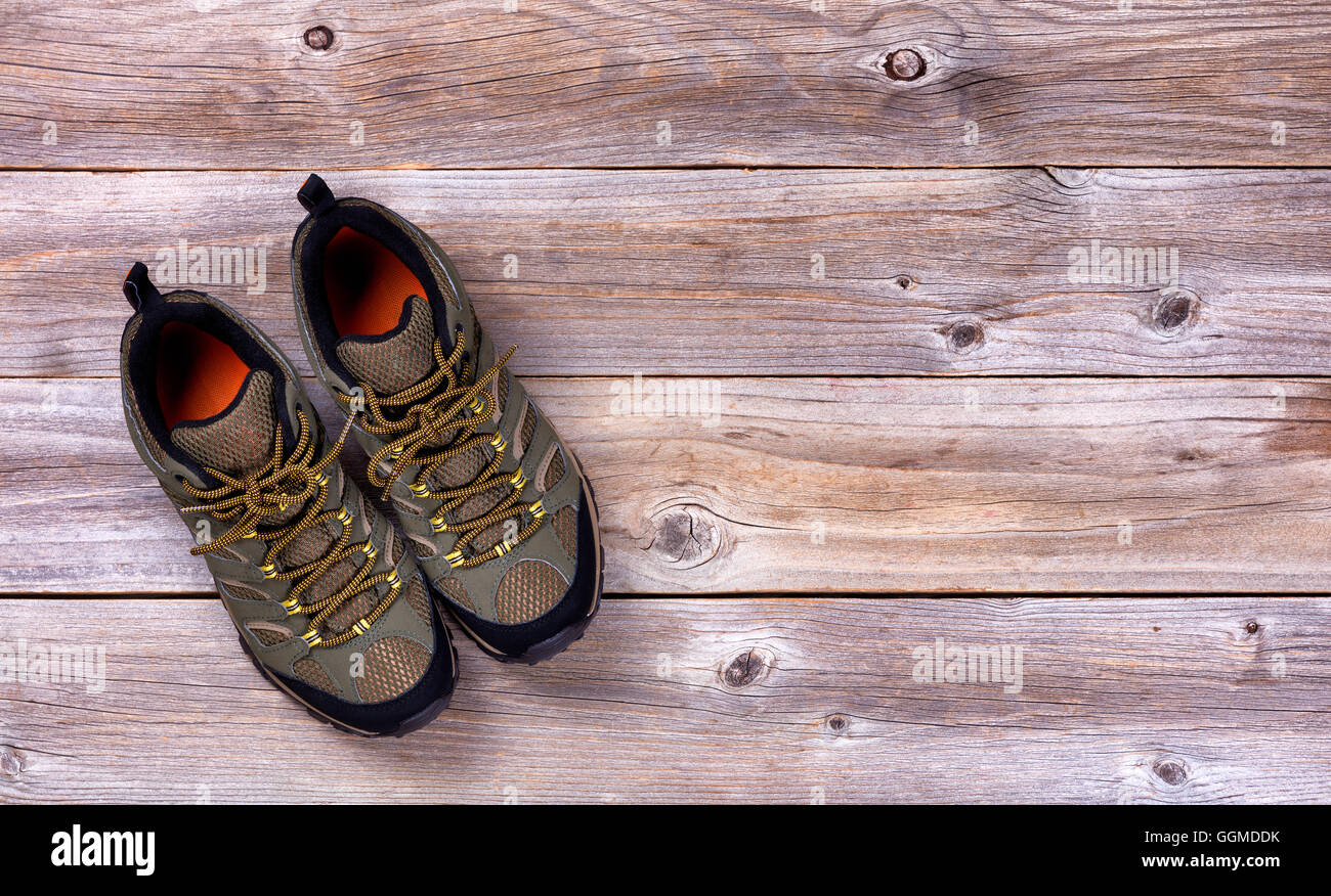Vista dall'alto di nuove scarpe da escursionismo su rustiche tavole in legno Foto Stock