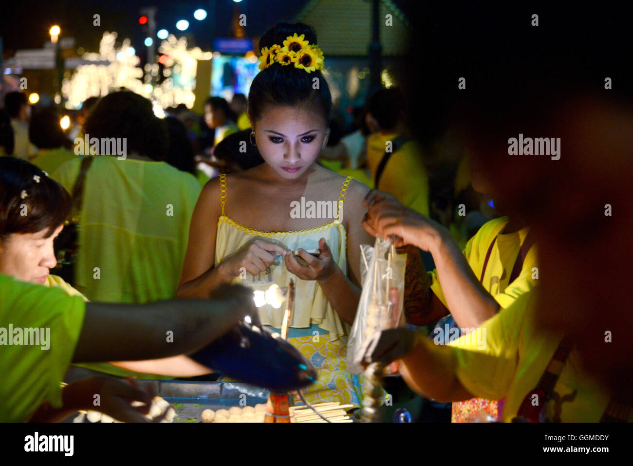 Giovane donna shopping a Bangkok, in Thailandia Foto Stock